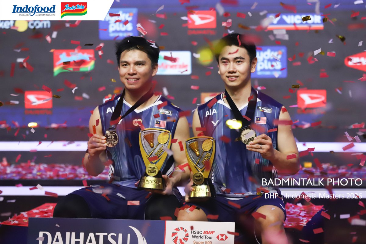 BadmintonTalk's tweet photo. Podium pictures of #DIM2026 - Men's Doubles

🥇Goh Sze Fei/Nur Izzudin (MAS)
🥈Raymond Indra/Nikolaus Joaquin (INA)

Congratulations to both pairs!

Siap dukung Indonesia seharian?
Mintalk dan badminton Lovers be like:
Akan kuhadapi Indonesia Masters, tapi Indomie Jumbo dulu

Buat kamu yang #Ngistora jangan lupa mampir ke booth @indomie dan @rumahindofood untuk menikmati Indomie Jumbo ya.
Sampai jumpa di Istora!

#HadapiDenganIndomieJumbo #RumahIndofood