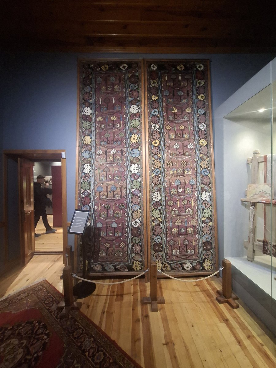 Yunanistan'a yaşayan mübadil Bayan Moisoğlu'nun Sille Müzesi'ne bağışladığı 19. yüzyıl Sille halısı. Üzerinde Sille bağ evleri ve testleri yer alan muazzam bir halı.