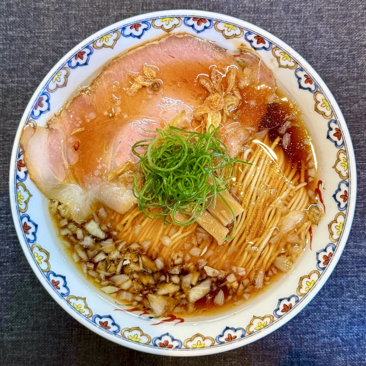 柴崎亭 @つつじヶ丘
醤油玉葱中華そば¥940

キリッと醤油際立つスープに刻み玉葱の清涼感とシャキシャキ食感・揚げ葱の香ばしく甘いコクとカリカリ食感・青葱の風味が重なり葱の魅力溢れる美味しさ！サクパツ軽やか中細麺にチャーシュー、メンマとシンプルで中華そばど真ん中な顔ぶれ！ご馳走様でした