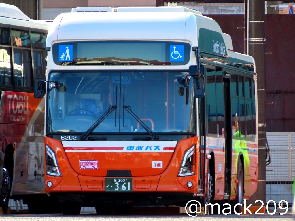 mack209's tweet photo. 東武バスセントラル
（柏200か ･361／社番:6202［西柏］）
（柏200か ･362／社番:6203［西柏］）
今月導入したLV828L1（エルガEV）。
足立に導入されているエルガEV（6180･6181）は側面窓がメーカー標準の固定窓でしたが、今回西柏に導入された車両は開閉式となり、異なる仕様での導入となりました https://t.co/E0BhfRUXQP