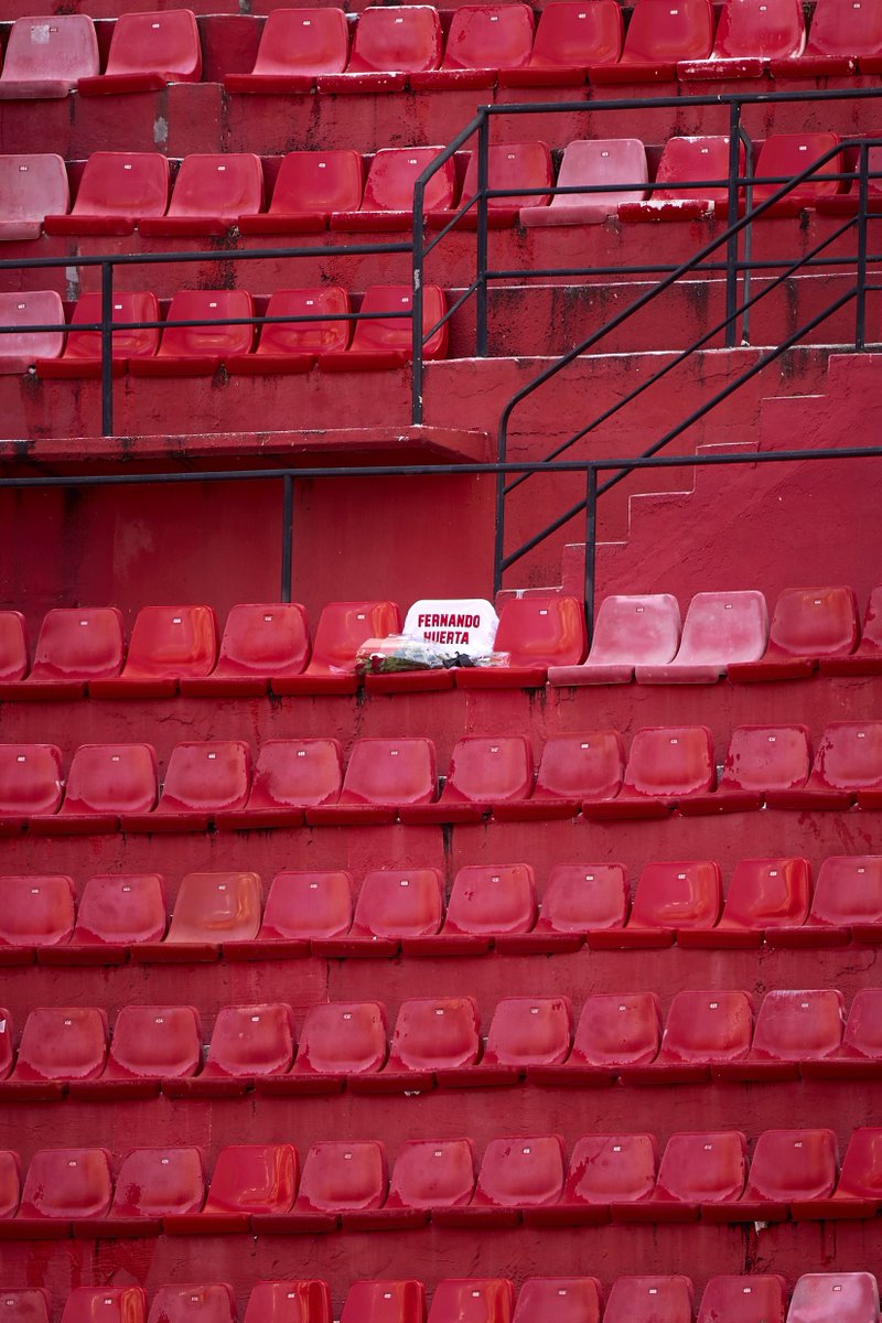 sombrerogr's tweet image. Ο 27χρονος μηχανοδηγός Φερνάντο Ουέρτα που έχασε τη ζωή του στο σιδηροδρομικό δυστύχημα στη Βαρκελώνη ήταν οπαδός της Σεβίλλης. Η ομάδα τίμησε τη μνήμη του ενώ ο Αλμέιδα, που προηγουμένως μίλησε με τη μητέρα του Ουέρτα, πήγε στη συνέντευξη τύπου με μια φανέλα με το όνομα του.