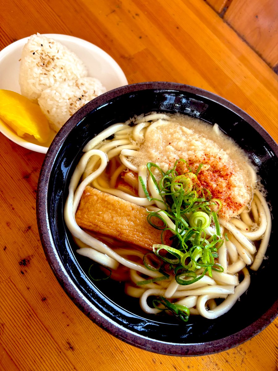 三角茶屋　豊吉うどん

天か　うどん　450円

おにぎり2個　140円