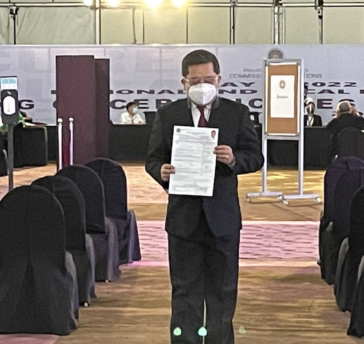 rs015dbph's tweet image. Ahh... Ganon ba? Eh, ano ito,
di ba't Ikaw yan???

Ito yung COC ni Chiz Escudero nung 2022 eleksyon, kung saan Ikaw pa nga ang may hawak nito.

Dininig mo ba yung reklamo ng suhulan na PHP30million laban kay Chiz?

ctto👇