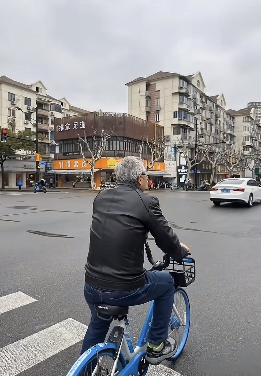 TheTechInvest's tweet image. Jensen Huang of $NVDA enjoying biking and eating strawberries in Shanghai
and you’re bearish on AI
