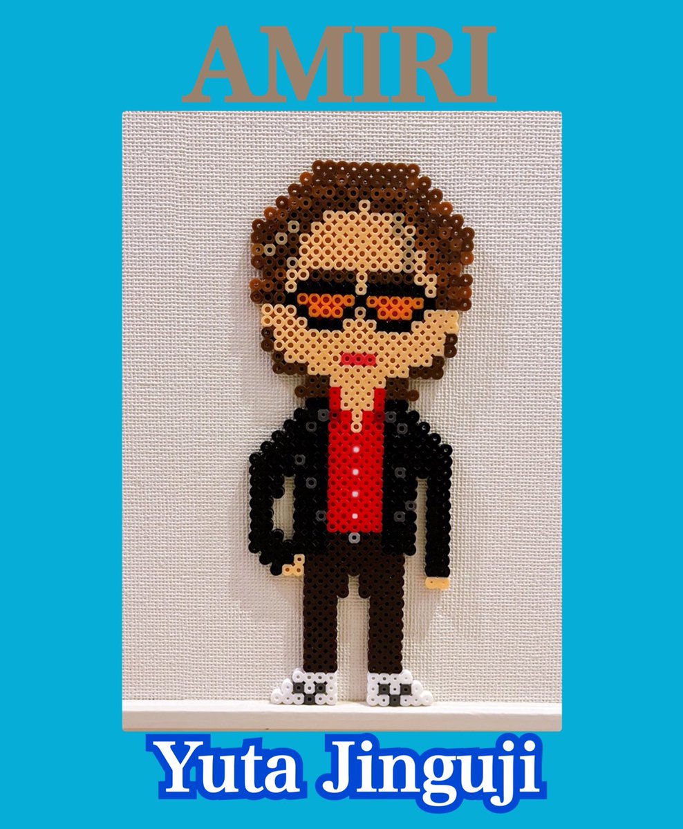 yaocchi511's tweet image. AMIRIのショーに現れたジンくんは
オーラがあって輝いてたね✨️
70年代のスターをイメージした
赤シャツ × 黒ジャケット × 黒パンツ × 
ブーツ
めっちゃ似合ってたよね🫶
かっこよく作りたかったのに可愛くなってしまった😅
ジンくんに見えるかな？
#神宮寺勇太 
#AMIRI 
#アイロンビーズ