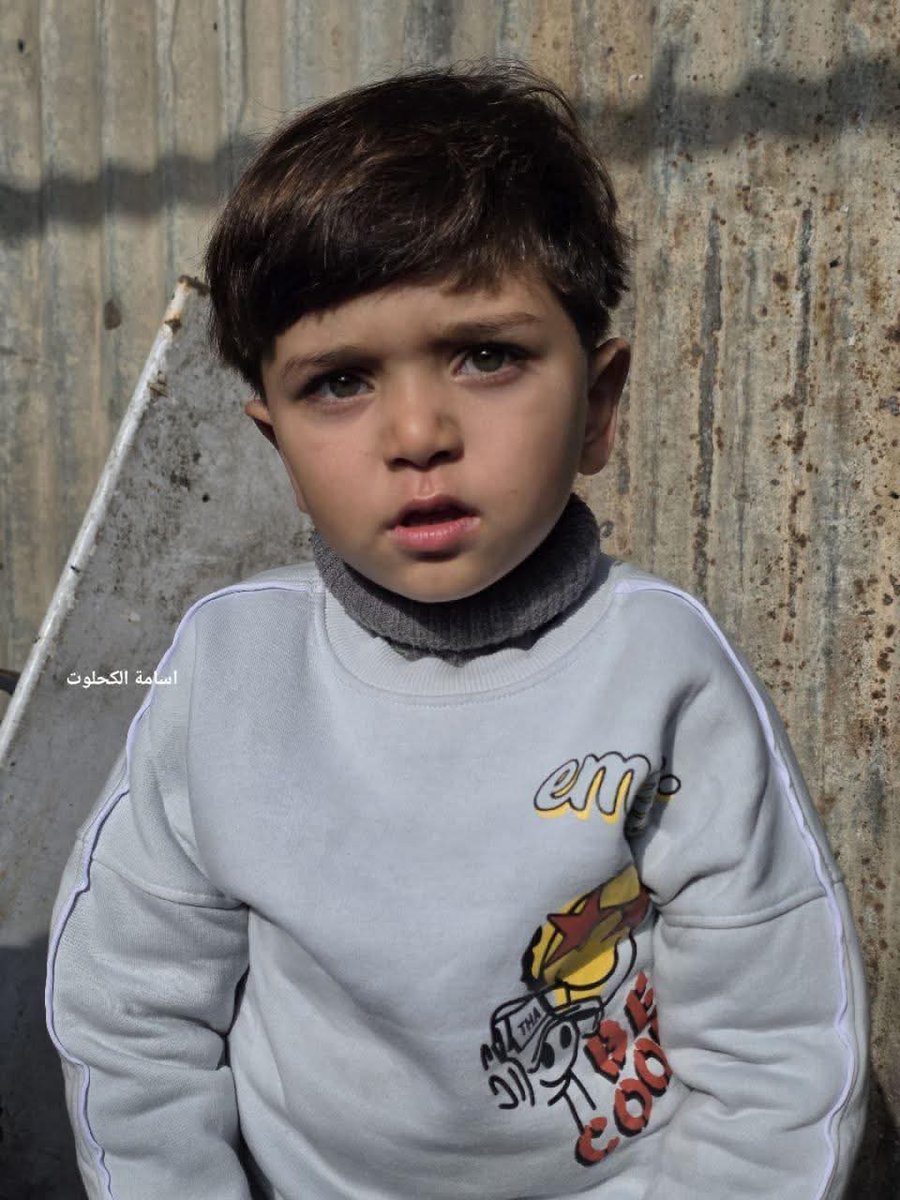 الناجي الوحيد من عائلة كاملة أبيدت في غ...ز..ة،
يقول الخبر، أنه وجد فوق غصن شجرة بعد أن قذف به القصف لأمتار، بعيداً عن البيت!