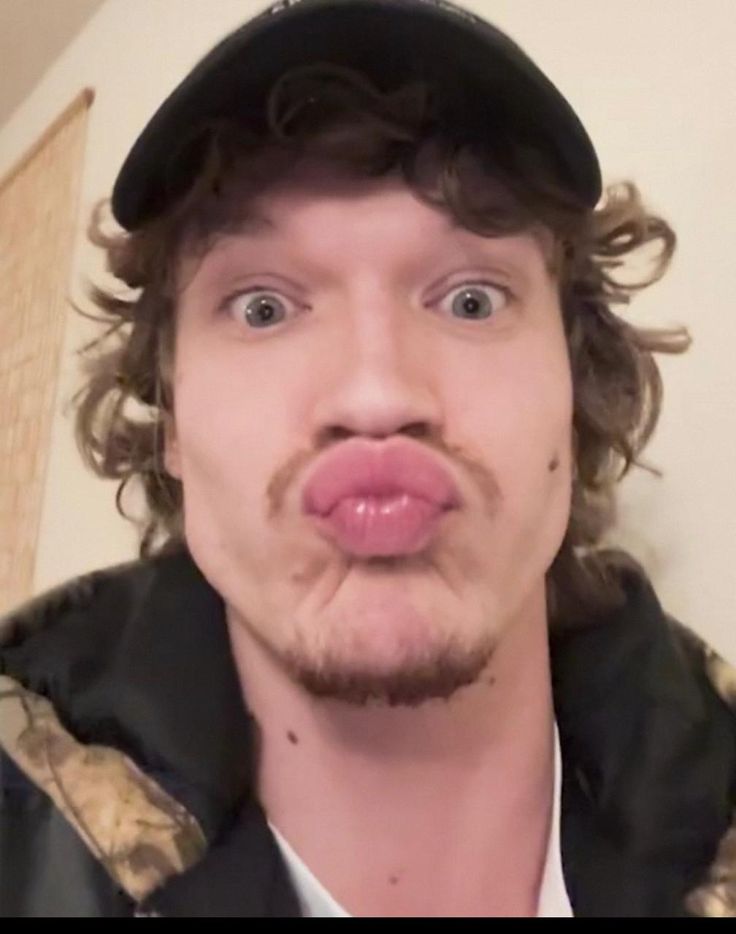 Ладно, спать до обеда хорошо, но выгляжу я как будто всю ночь бухал, а я на удивление не бухал