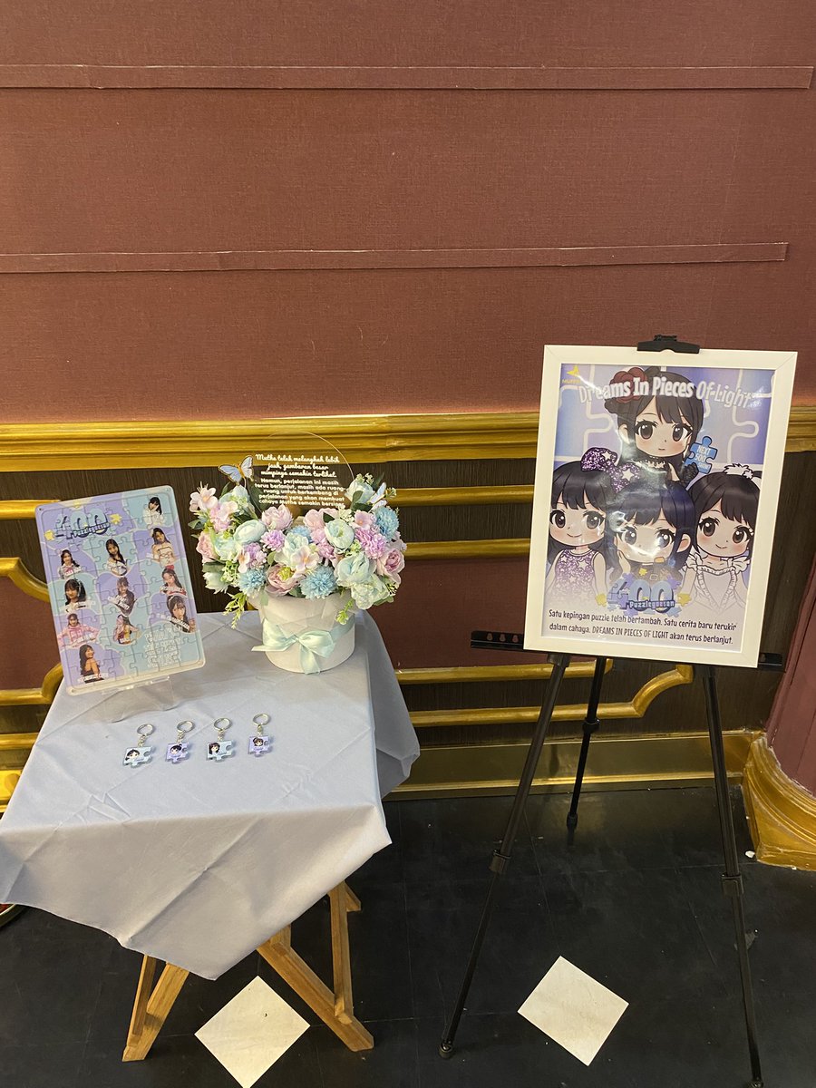 𝐃𝐈𝐒𝐏𝐋𝐀𝐘 

Untuk merayakan 400 Show muthe di setlist Pertaruhan Cinta 

kami menyiapkan display "Dreams In Pieces Of Light" di lobby theater F4 Silakan berkunjung yah teman teman dan ramaikan Perayaan 400 Show ini💞✨ 

#4PuzzleG0es0n