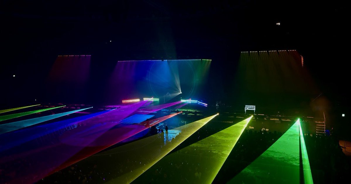 첫무대부터 끝무대까지 다 클라이스막스 같았달까나
이런 퍼포먼스 이런 공연 이렇게 잘 할 수 있는 사람 진짜 이태용 이 분 밖에 없으신 거 같다