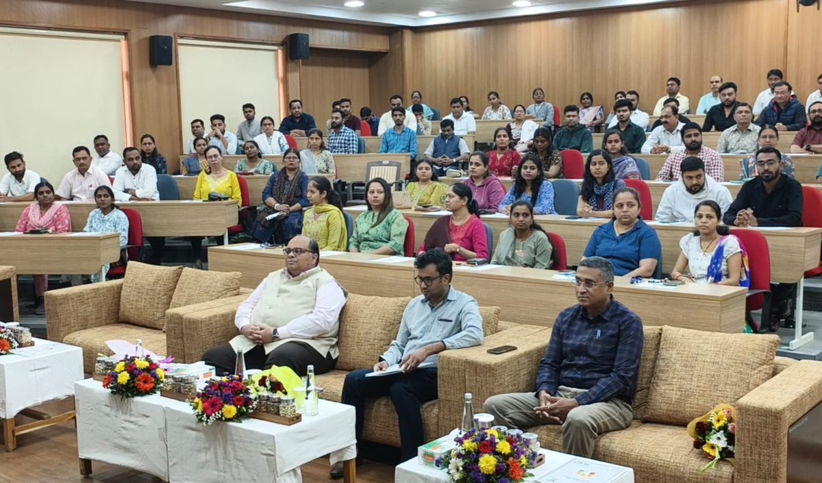 #Gujarat #Daman #NationalVotersDay 

કેન્દ્ર શાસિત પ્રદેશ દમણમાં રાષ્ટ્રીય મતદાતા દિવસની ઉજવણી ઉત્સાહપૂર્વક કરવામાં આવી

આ અવસરે હાજર તમામ નાગરિકો અને અધિકારીઓને લોકશાહીમાં મતદાનના મહત્ત્વ અંગે શપથ લેવડાવવામાં આવ્યા

#AIRPics : પ્રદીપ ભાવસાર