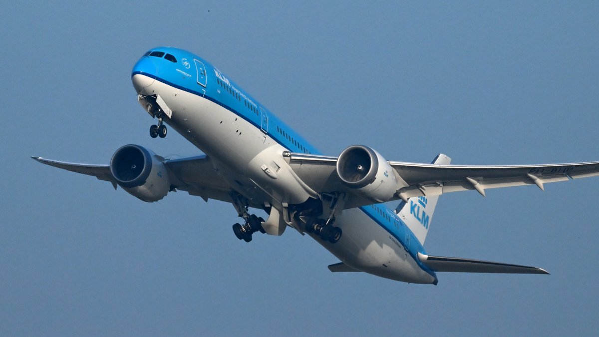 MvanDusseldorp's tweet image. Zondagochtend spotten op #Schiphol 
Deze #PHBHP van #KLM is onderweg naar Bogota #KL741 na de start van baan 18C @KLM