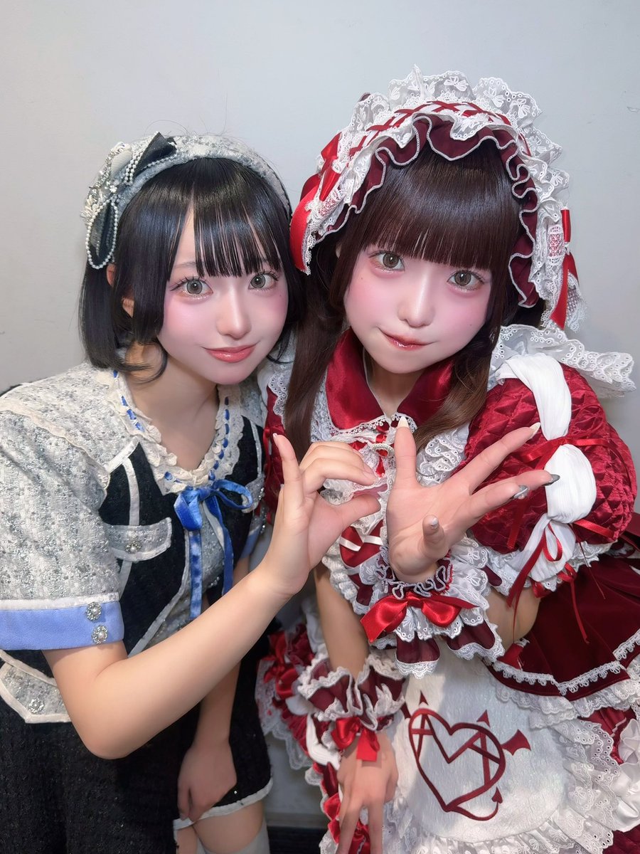 su_suzumi_'s tweet photo. 『あむねこ革命♡-依存してごめん♡-』 
ありがとうございました🫶💖

ペンラ振ってくれたみんなありがとぅ️🩵
嬉しくてたくさん見てた🤭

#AVAM さんとの2マン私得で幸せでした😭💞

ゆかぴさん（#yuka_AVAM）とお写真撮っていただきました🐰🩷
今日も最強にぷりてぃーでした🥹🥹

#高嶺のなでしこ https://t.co/xTWPP1QMJu