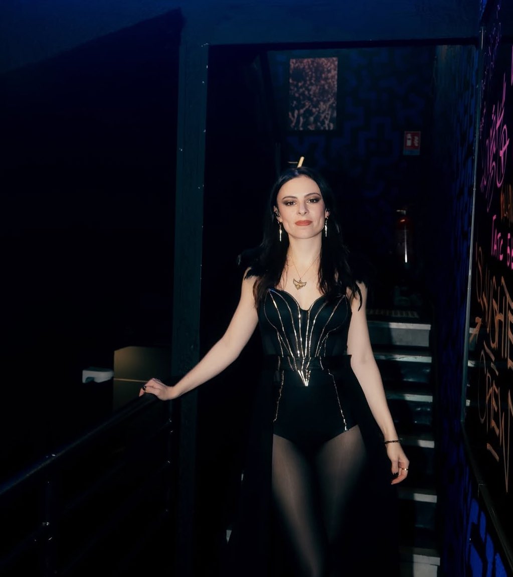 VenenumAvem's tweet photo. Sometimes a gal just needs to get her glam on 🖤 https://t.co/hCfK06QCSH