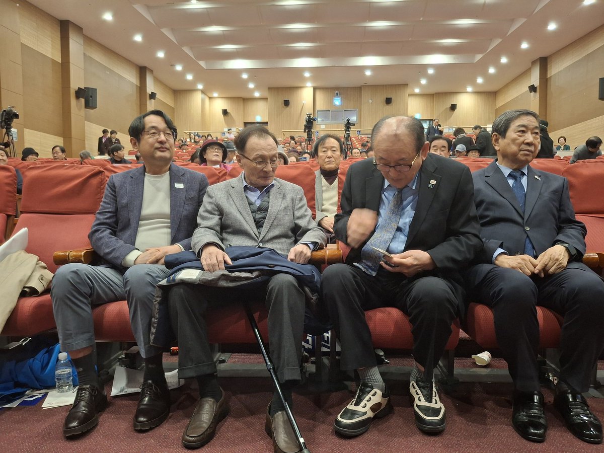 2025년 11월 17일. 
"건강은 괜찮으십니까?"
"응 괜찮아."

민주당의 거목 이해찬 총리님과의 마지막 조우.
명복을 빕니다.