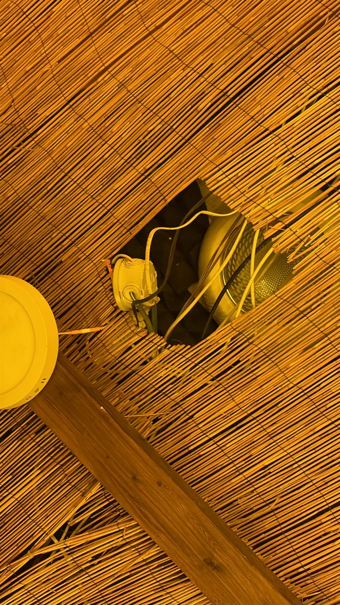 🚨Murcia, en riesgo de incendio OTRA VEZ🚨
Materiales altamente combustibles en techos, espuma acústica e instalación eléctrica expuesta en un bar abierto al público.

Tras lo sucedido en Teatre y La Fonda (Murcia), Le constellation (Suiza)... ¿esto está autorizado <a href="/AytoMurcia/">Ayuntamiento de Murcia</a> ?