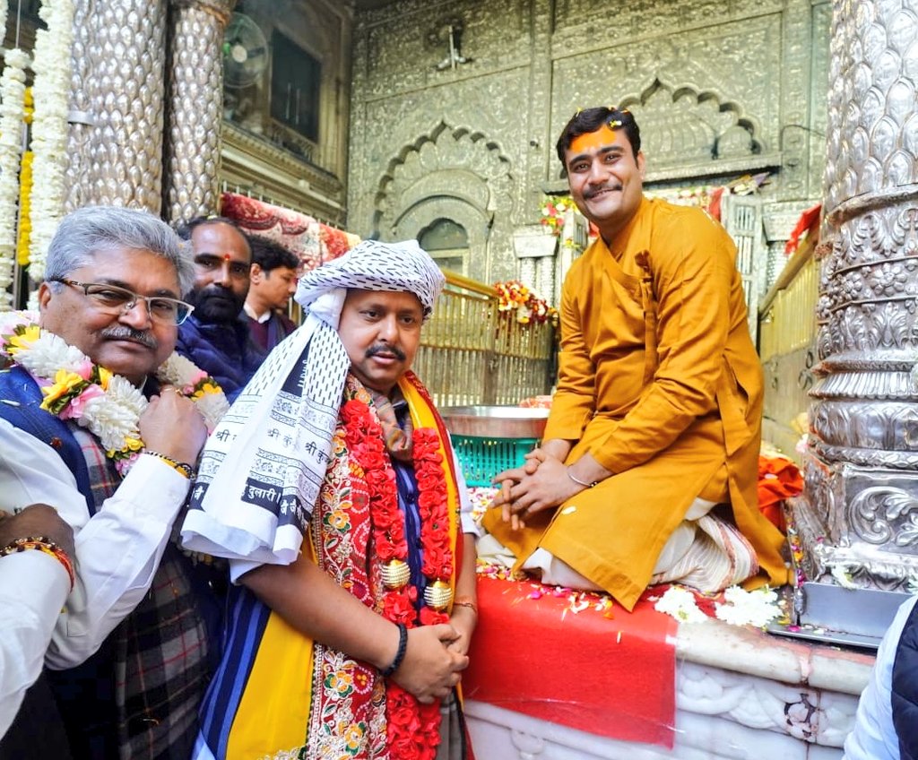NitinNabin's tweet photo. आज भगवान श्री कृष्ण की पावन नगरी वृंदावन धाम स्थित श्री बांके बिहारी मंदिर में ठाकुरजी के दर्शन कर विधिवत पूजा-अर्चना की।

मथुरा–वृंदावन की यह पवित्र धरा हमारी संस्कृति, आस्था और परंपरा की पहचान है। ठाकुरजी से प्रार्थना है कि समस्त देशवासियों पर अपनी कृपा बनाए रखें।

जय श्री कृष्णा!