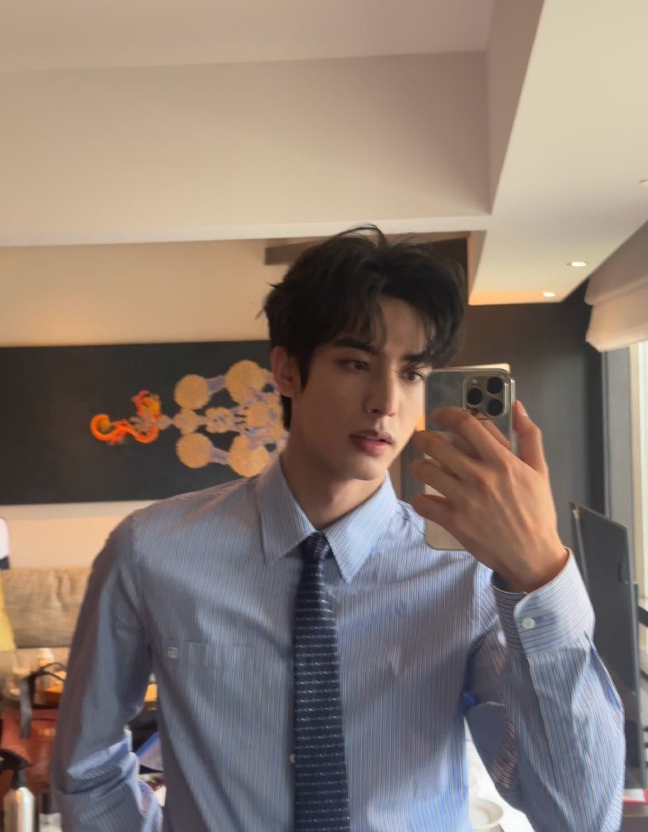 longlongzukkezi's tweet image. 거울셀카 완전룡르~~~^^