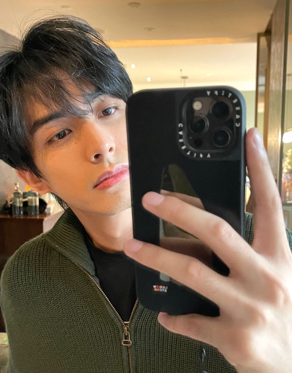 longlongzukkezi's tweet image. 거울셀카 완전룡르~~~^^