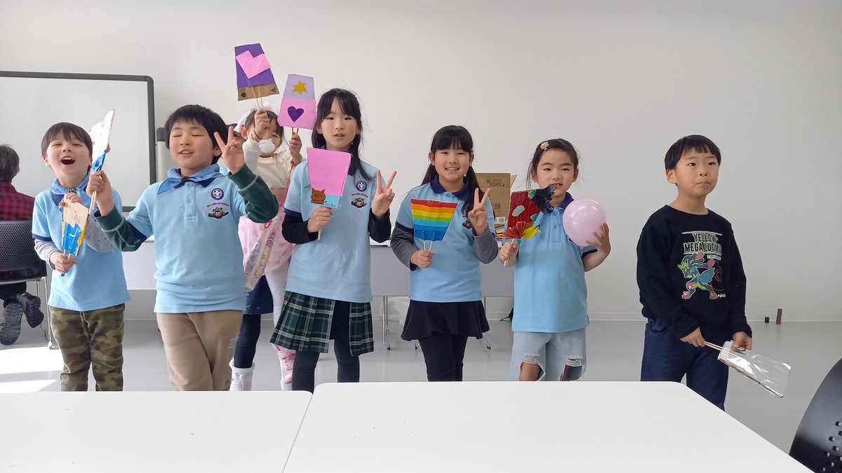 fukushimabvs1's tweet photo. 身の回りにあるものを使った #化学実験 や #工作 に挑戦です！

　重曹とクエン酸を使い発生した二酸化炭素で風船を膨らませます！

　化学実験に続いては工作
　正月遊びの一つ、#羽子板 作り
　出来上がった羽子板を使った風船バレーはとても盛り上がりました(^^)/ https://t.co/92d8E12vgm