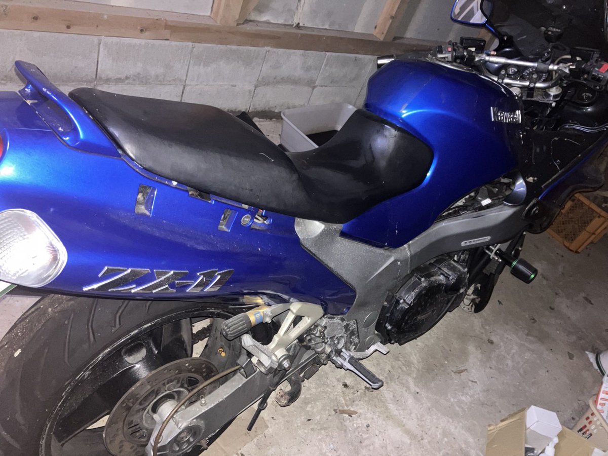 4mini_hikati's tweet image. ZX11売ります。25万。
代理出品。
初年度登録平成9年9月。車検切れてます。
兵庫県養父市にあります。引き取り限定。
現状渡し。バッテリー上がってます。
#ZX11
#ZZR1100
#カワサキ
#Kawasaki
#バイク売ります