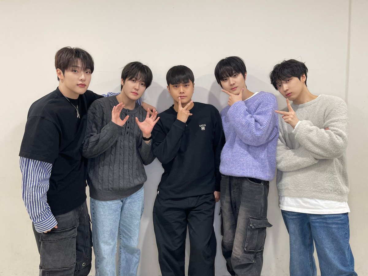 [👑]

더킹덤 팬 사인회 완료🩵

#TheKingDom #더킹덤 #TKD