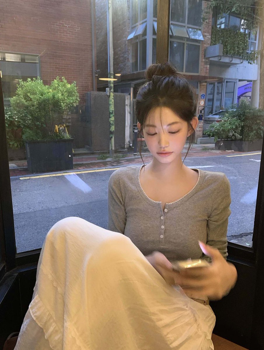 NakakitaBona's tweet photo. 8. https://t.co/1mIYsqShUM

저는 이거 그레이 소장 중인데요🩶
처음엔 그냥 기본티로 쇼핑한건데
생각보다 디테일이 너무 예쁘고 진!!짜!! 잘 입어짐..
저처럼 브멜 자주 들락거리는 분들께는 자신 있게 추천합니다⭐️🏆

+진지하게 뉴컬러 핑크색 추가 구매 고민 중🍑 https://t.co/SQUrBOqWay
