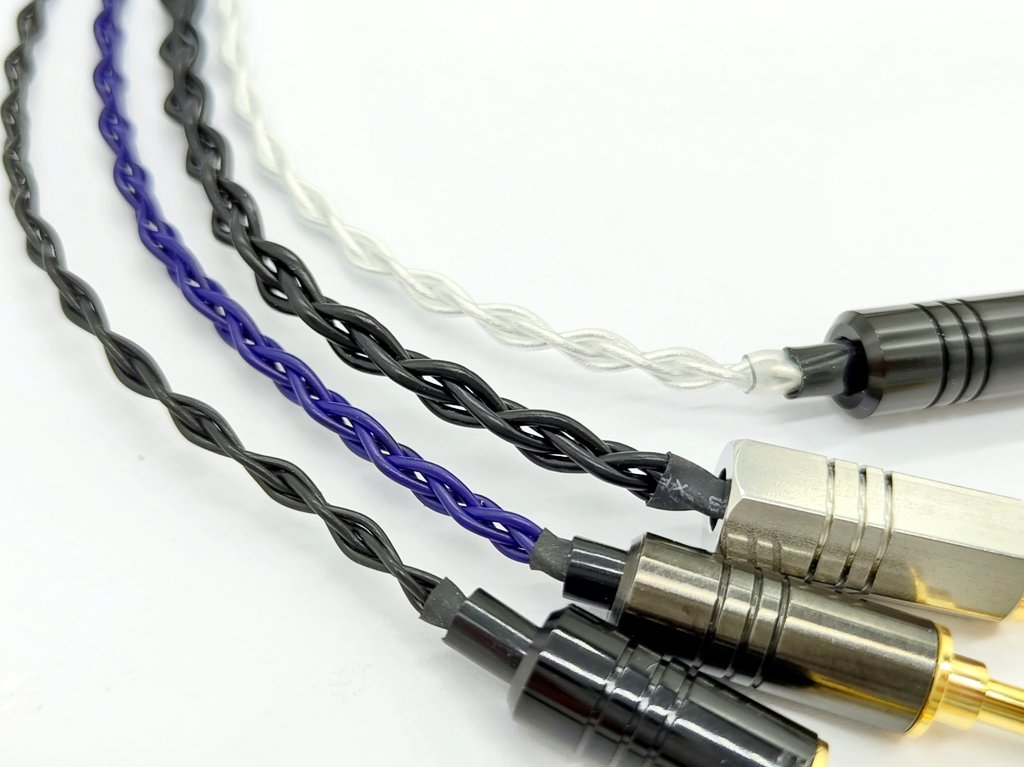 e_earphone_LAB's tweet image. ＼四つ編み×4❗実は太さが……／

e☆ラボケーブルには四つ編みのものが4種類あるのですが、
実は太さがこんなに違う……👀(伝わる？？)

Tektiteを触った後にObsidian触ると、
「ほ、細っ………………(ドン引き)」
になること間違いなしなので、ぜひ音の変化とともに試してみてください🙂‍↕️…