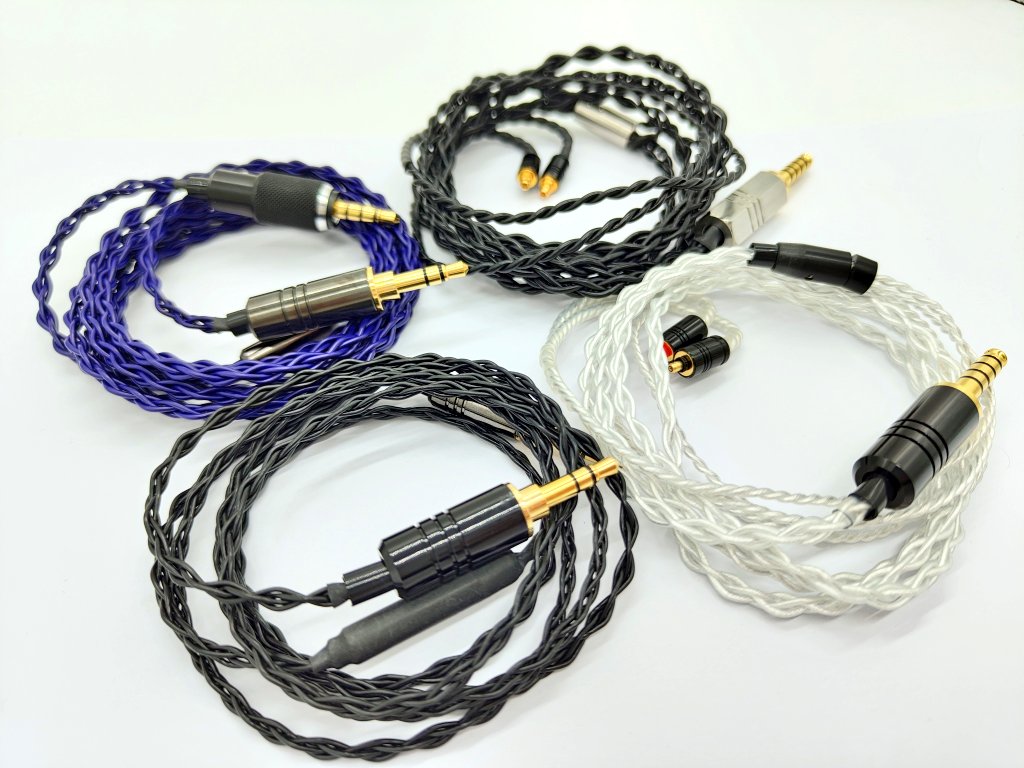 e_earphone_LAB's tweet image. ＼四つ編み×4❗実は太さが……／

e☆ラボケーブルには四つ編みのものが4種類あるのですが、
実は太さがこんなに違う……👀(伝わる？？)

Tektiteを触った後にObsidian触ると、
「ほ、細っ………………(ドン引き)」
になること間違いなしなので、ぜひ音の変化とともに試してみてください🙂‍↕️…