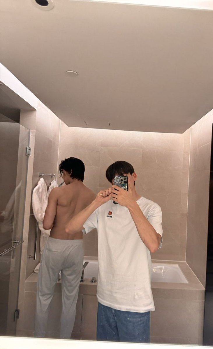zybrowniee's tweet photo. ni foto homo mentok anjir, kek abis malem pertama https://t.co/mQzyt2BqmX