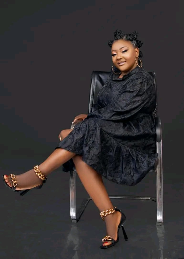 KiwembeMag66696's tweet photo. QUI EST BELLEVUE KANDY ?
De son vrai nom Belinda Kikusa Kandy, Bellevue Kandy est une actrice, réalisatrice, productrice & scénariste congolaise, née le 12 octobre à Kinshasa (RDC).
Figure majeure du cinéma congolais et africain, elle est la fondatrice de la chaîne YouTube
#Kiwe https://t.co/KKziwNAxzS