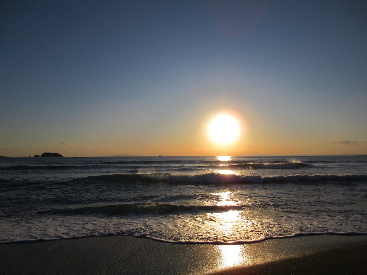 千葉県の勝浦に行ってきたのですが、ロケ地が勝浦ということで映画『361 - White and Black - 』のポスターが貼られていました✨公開が待ち遠しいです‼️
快晴で海と太陽が眩しいくらい輝いていて、帰り道で富士山も運良く観ることができました🗻☀️
海の幸も美味しく非常にリフレッシュできました！