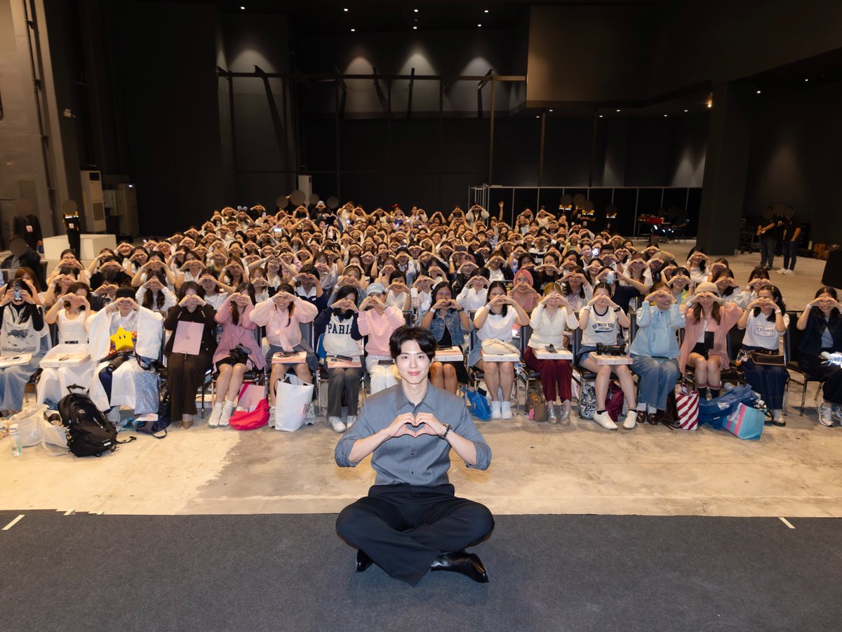 BOGUMMY's tweet image. PARK BO GUM 2026 SEASON’S GREETINGS [보검이륙] 팬사인회 IN BANGKOK

ขอให้ปี 2026 เป็นปีที่คุณได้ลองทำสิ่งใหม่ๆ สู้ต่อไป และทำให้ความฝันของคุณเป็นจริงนะครับ

#박보검 #PARKBOGUM
#SEASONSGREETINGS
#보검이륙 #보검이륙inBANGKOK