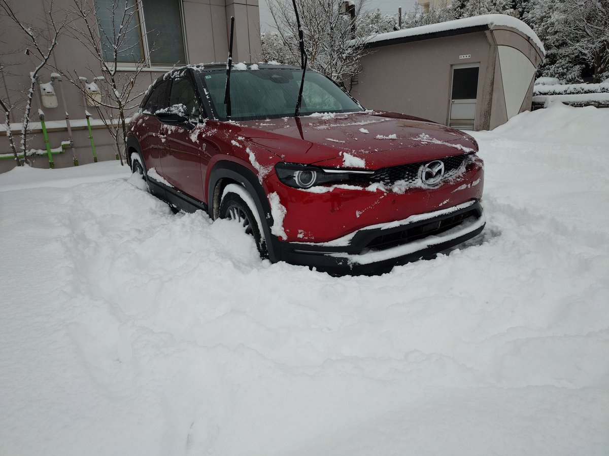 white_stone_rs's tweet image. 今日もお疲れ様でした。
相棒の電源を入れるとこんな感じです。
今週はこんな前が見えにくい所ばっかりで運転疲れた😫
もうしばらくこんな天候続きそうです。
#MX30 #RotaryEV