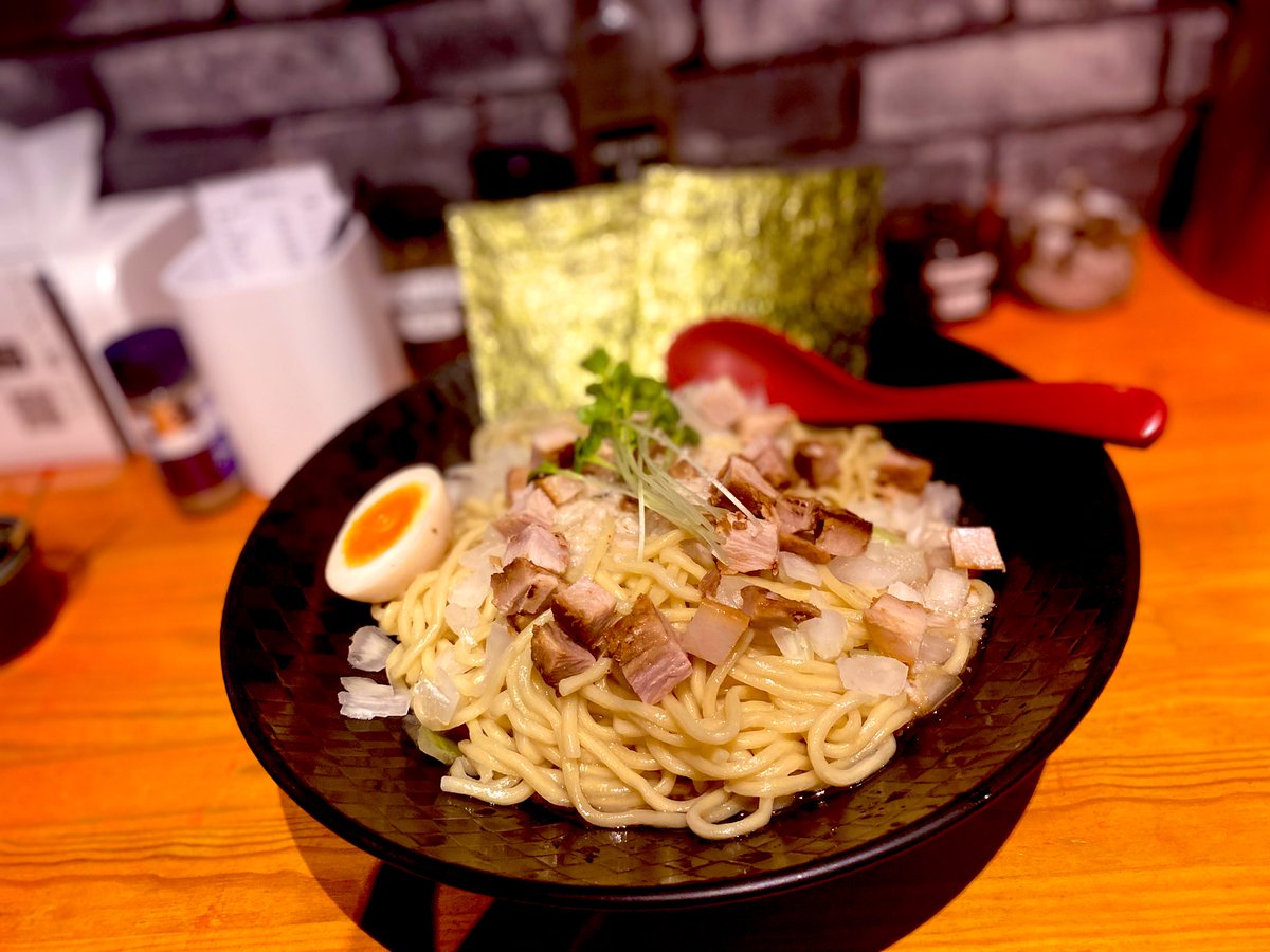 6dotEight's tweet image. へうげもの
深夜の南相馬に一条の光あり。休日の夜中に往復4時間目処でまったりと車散策するのが好きなんだが、ここの油そばはドライブの目標地にピッタリ
麺も美味しいし、店内はずっとアニソンが流れていて気分が良い