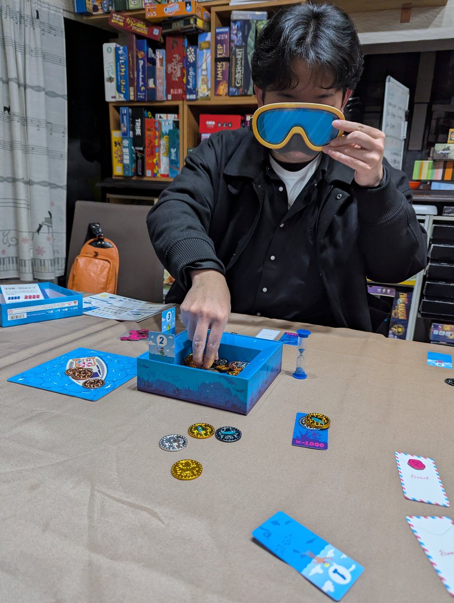 ダイバーゴー。汚れをついたコインをを避けながら、目隠ししたながらお宝を探す。シンプルながら、遊びやすく組み立てられており楽しめる