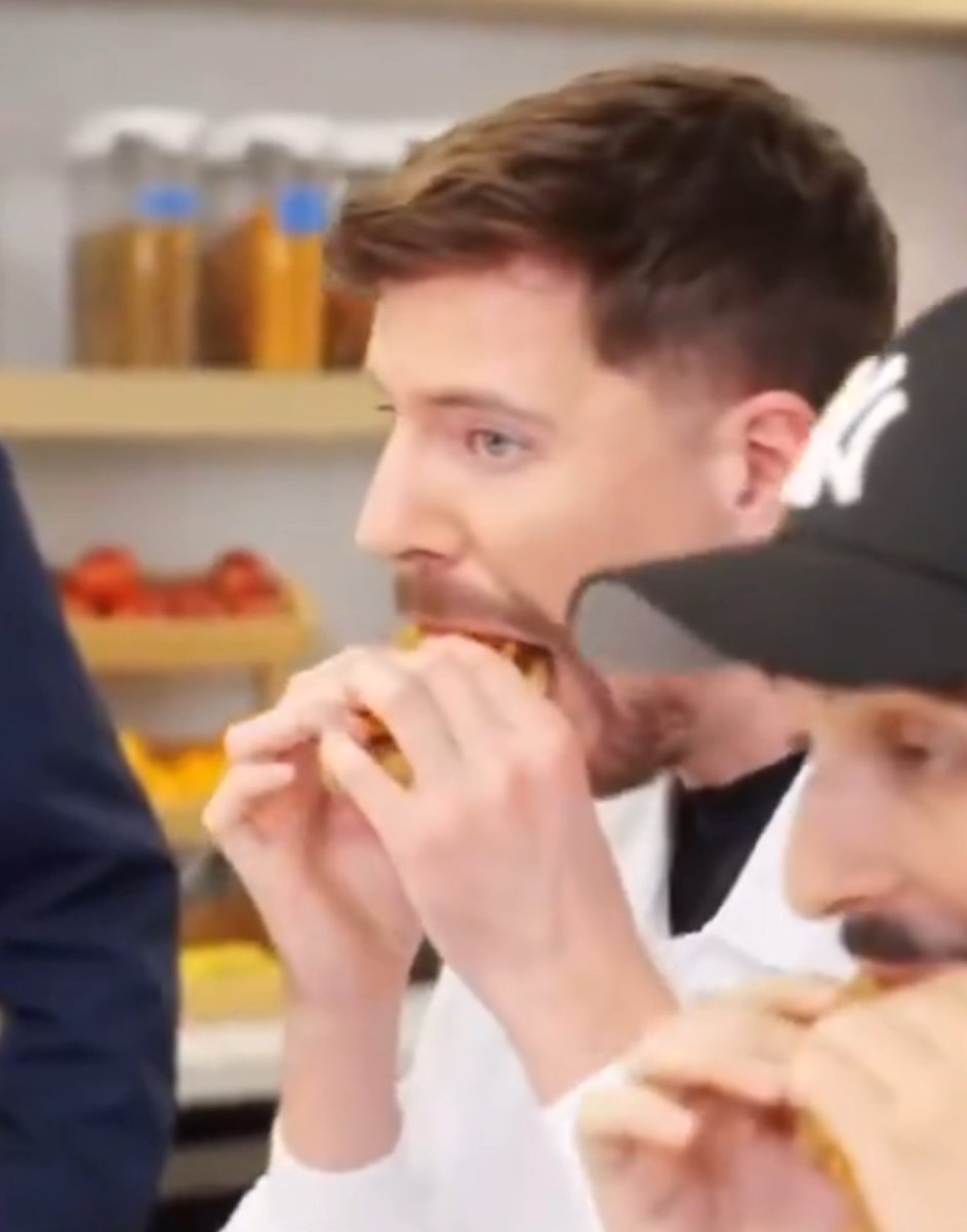 BerzasVerdes's tweet image. jajaja con el pollo real se mete media puta hamburguesa en la boca y con el pollo mierda masónico no muerde ni el rebozado ajajajajaj