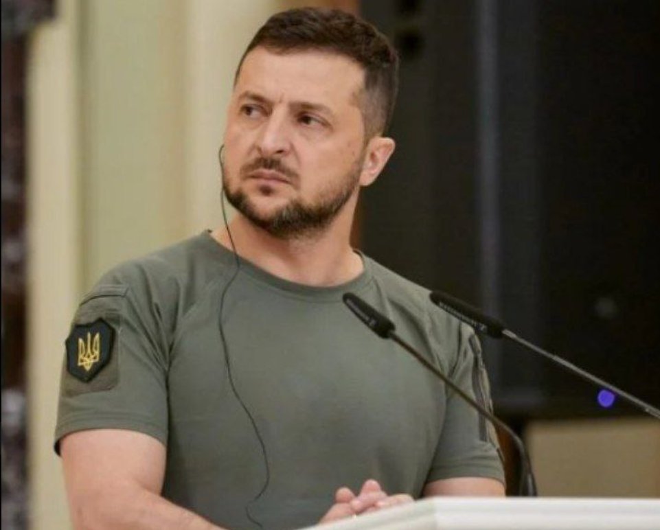 В цей день народилась людина з найбільш безглуздо-пафосним їбалом у світі, ну і ще він найуспішніший обезлюднювач цієї території, а також покровитель усіх покидьків, брехунів, кидал, аферистів, підарасів, вбивць і садистів. Сьогодні вони всі вітають його з Днем народження. Це все