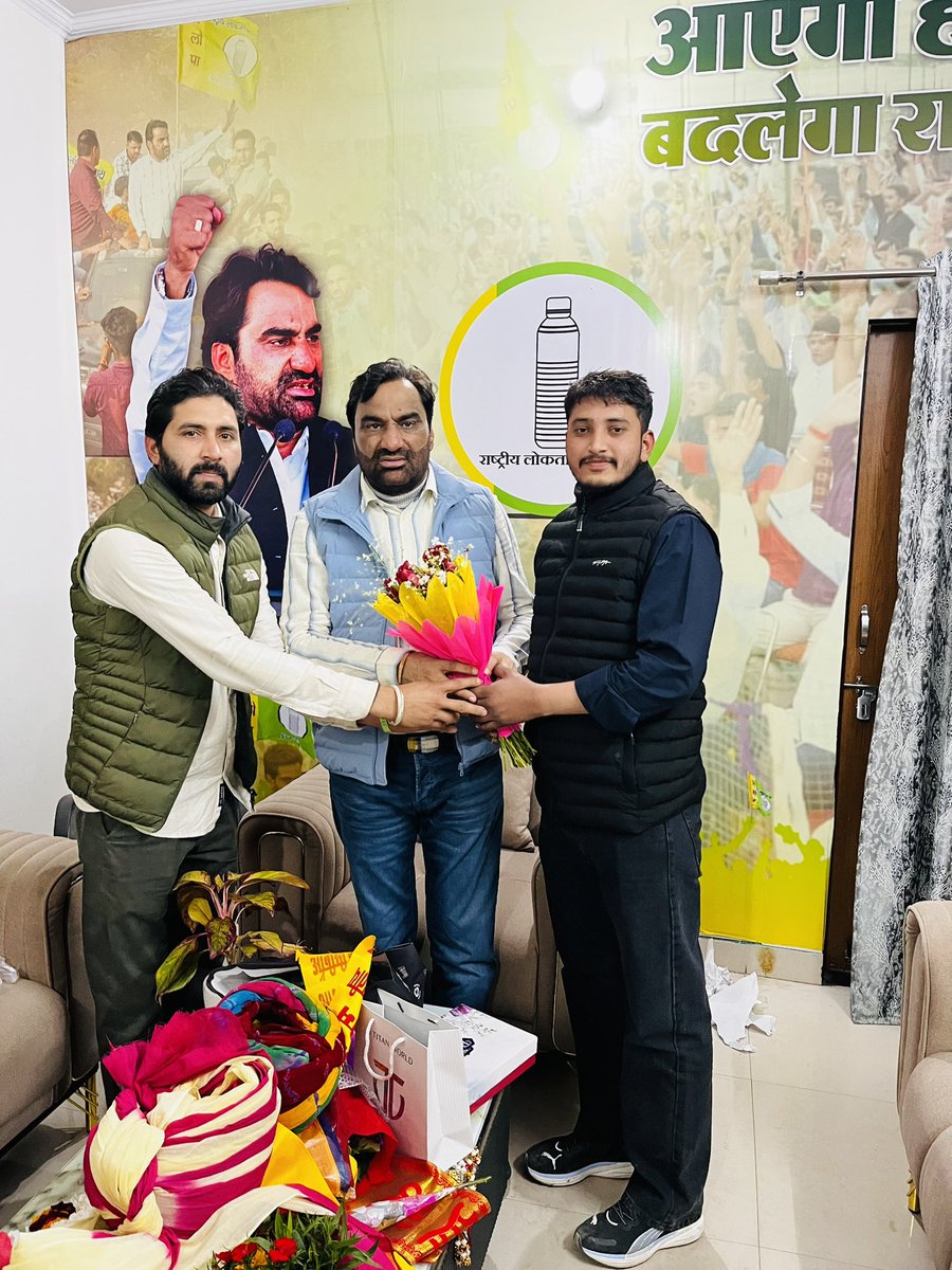 किसान क़ौम के सर्वश्रेष्ठ नेता नागौर सांसद आदरणीय हनुमान जी बेनीवाल के जन्मदिवस के शुभ अवसर पर आज उनके जयपुर आवास पर आत्मीय मुलाक़ात कर शुभकामनाय प्रेषित की….

इस दौरान सुख-दु:ख के साथी बड़े भाई लक्ष्मण जी चौधरी भी मौजूद रहे..
<a href="/hanumanbeniwal/">HANUMAN BENIWAL</a> <a href="/laxmanburdak9/">Laxman Burdak</a> <a href="/RLPINDIAorg/">Rashtriya Loktantrik Party</a>