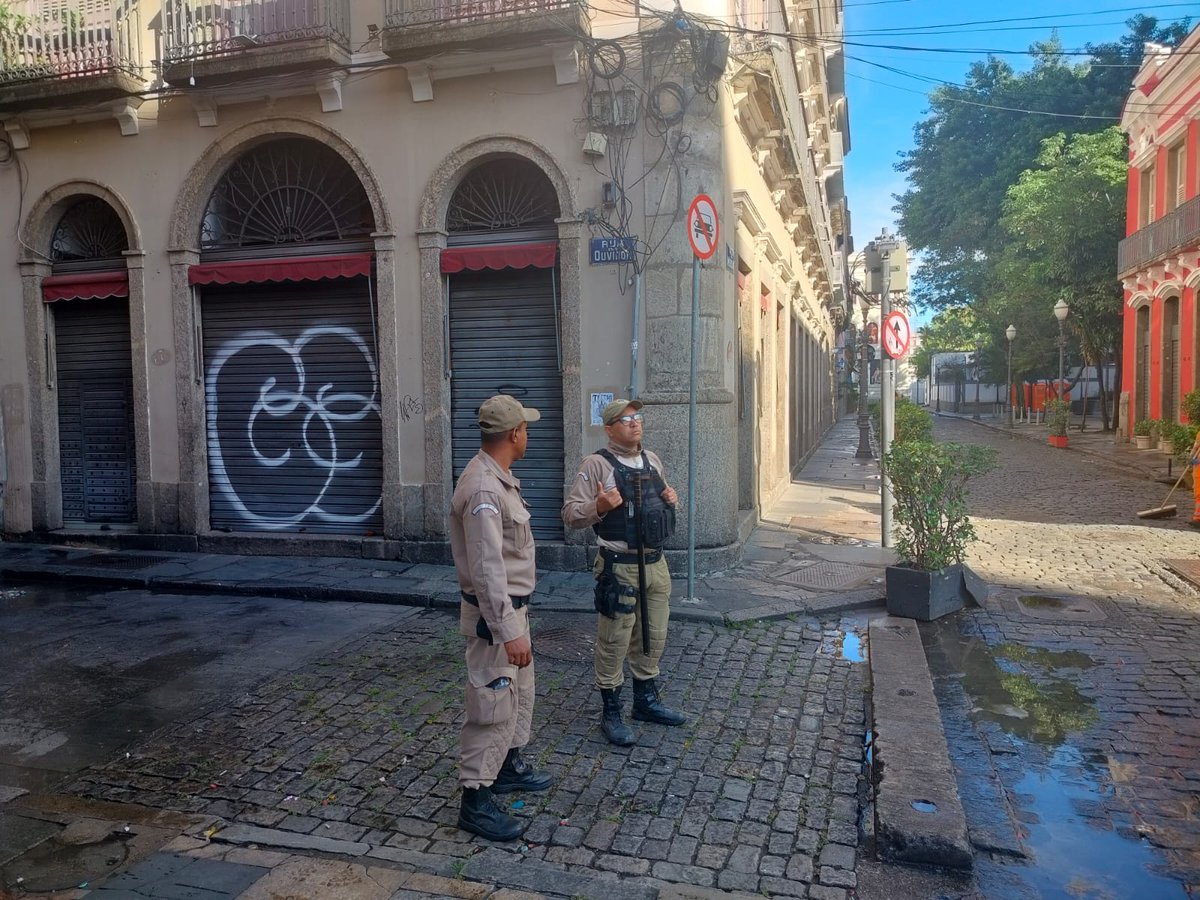 Bom dia! Efetivo já a postos para a missão do bloco da Lexa, que desfila neste domingo (25/01), no Circuito Preta Gil, no Centro do Rio. 

Bora curtir o #Carnaval do Rio!