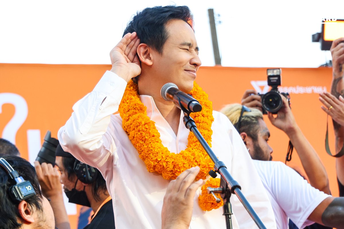 thestandardth's tweet image. พิธากลับขึ้นเวทีปราศรัย ปลุกประชาชนเลือก ‘นายกฯ เท้ง’ ยาว 2 สมัย จนแกนนำอนาคตใหม่-ก้าวไกล กลับมากันครบ
.
วันนี้ (25 มกราคม) พิธา ลิ้มเจริญรัตน์ อดีตหัวหน้าพรรคก้าวไกล ขึ้นเวทีปราศรัย ‘เชื่อในประชาชน Trust The People’ ของพรรคประชาชน ที่หน้าสามย่านมิตรทาวน์ โดยเริ่มปราศรัยว่า…