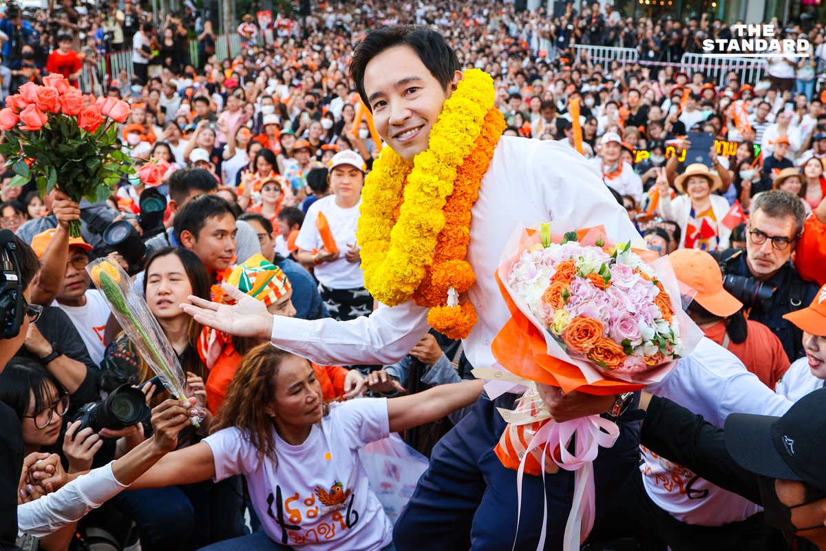 thestandardth's tweet image. พิธากลับขึ้นเวทีปราศรัย ปลุกประชาชนเลือก ‘นายกฯ เท้ง’ ยาว 2 สมัย จนแกนนำอนาคตใหม่-ก้าวไกล กลับมากันครบ
.
วันนี้ (25 มกราคม) พิธา ลิ้มเจริญรัตน์ อดีตหัวหน้าพรรคก้าวไกล ขึ้นเวทีปราศรัย ‘เชื่อในประชาชน Trust The People’ ของพรรคประชาชน ที่หน้าสามย่านมิตรทาวน์ โดยเริ่มปราศรัยว่า…