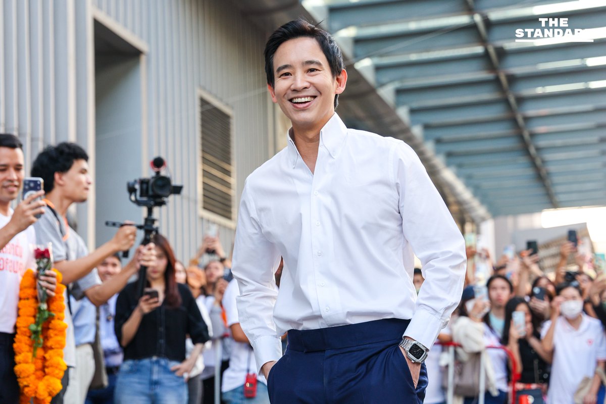 thestandardth's tweet image. พิธากลับขึ้นเวทีปราศรัย ปลุกประชาชนเลือก ‘นายกฯ เท้ง’ ยาว 2 สมัย จนแกนนำอนาคตใหม่-ก้าวไกล กลับมากันครบ
.
วันนี้ (25 มกราคม) พิธา ลิ้มเจริญรัตน์ อดีตหัวหน้าพรรคก้าวไกล ขึ้นเวทีปราศรัย ‘เชื่อในประชาชน Trust The People’ ของพรรคประชาชน ที่หน้าสามย่านมิตรทาวน์ โดยเริ่มปราศรัยว่า…