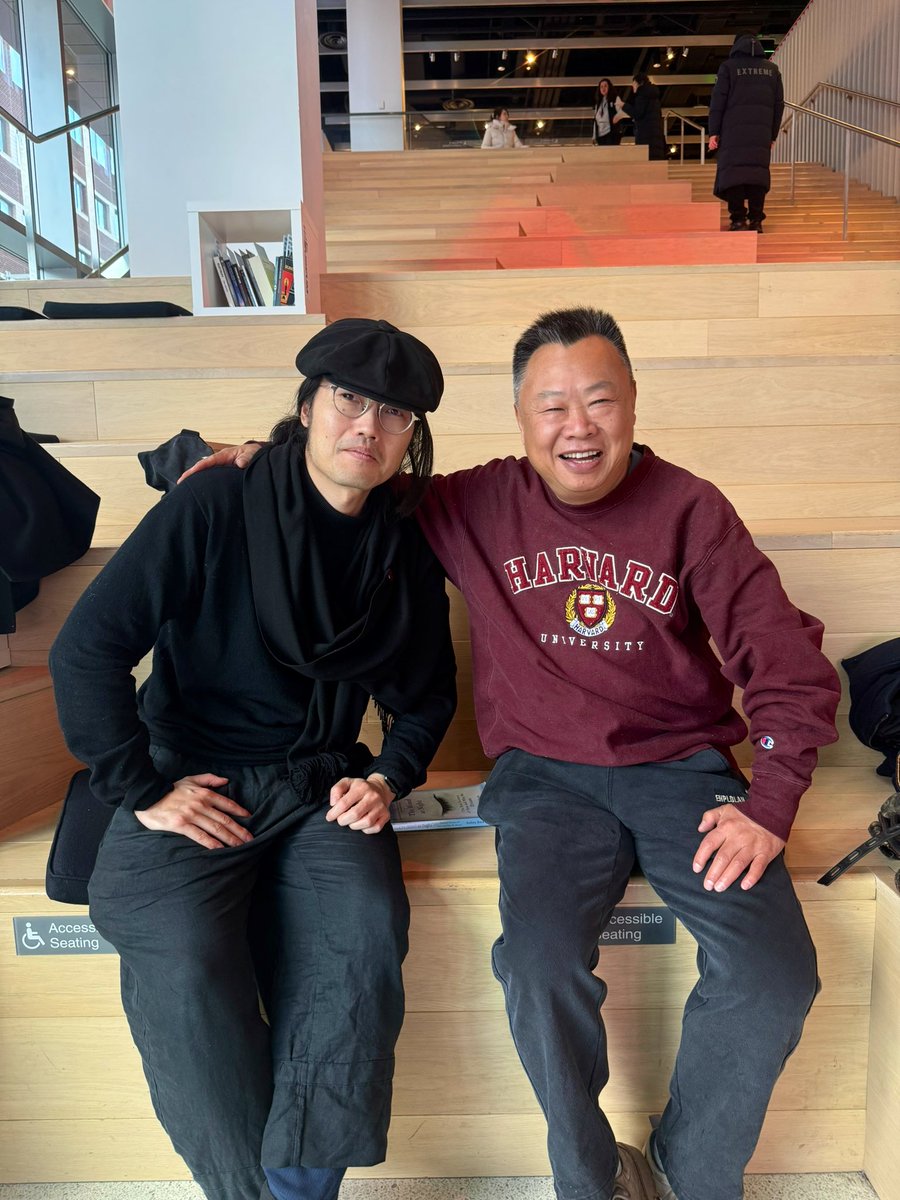 受李孜博士邀请在MIT举办的AI展览上相聚，他现在MIT负责一个Google的人工智能项目，继承了诺贝尔化学奖获得者哈撒比斯（Demis Hassabis）在MIT开创的模式，他对我们在哈佛研究的量子意识理论和比特币上的稳定币极其感兴趣，鼓励今年写出论文在他那里发表。