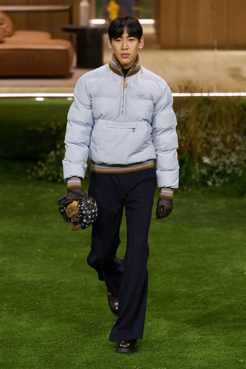 Bonychaos's tweet image. GID (Go In Design): personally selected by the design team, not standard casting.
GID models are chosen to embody the collection’s identity, attitude, and vision — they represent the heart of the show.
#BamBamxLVMenFW26
#BamBam #LVMenFW26 #LouisVuitton
@BamBam1A @LouisVuitton