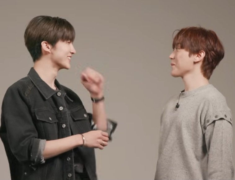 아니 와 나 지금 충격받음 사실 나한테는 역키잡? 넘 맛있지만? 약간 머리에선 좀 현실성? 없는? 그런 장르엿따? 근데 이 영상 보고 내 무식을 깨달앗잔니
12살에서 17살 큰게 이정돈데 중딩에서 20대 돼서 만나는거?? 존나 극도의 현실 기반 설정이었으며