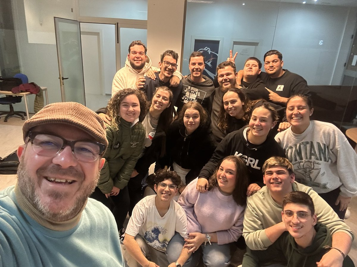 Llegó el día, hoy cantan mis niñ<a href="/s/">『S』</a>, hoy canta <a href="/ComparsaDel3x4/">🎭La Comparsa del 3X4 🎭</a> hoy canto con ellos y que cosa más bonita compartir tablas con ell@s, hoy canta #ElBasilisco, meses de ensayos, de días buenos y otros no tan buenos, hoy toca darlo todo como siempre por y para Málaga, 1, 2, 3… por 4