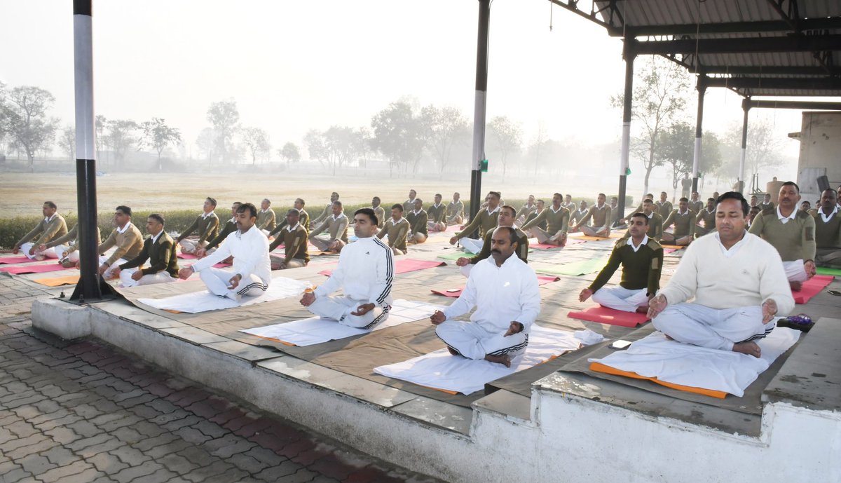 9BnSSB_INDIA's tweet photo. बलकर्मियों द्वारा योगाभ्यास करते हुए ।
शारीरिक एवं मानसिक स्वास्थ्य को सुदृढ़ करने के उद्देश्य से योगाभ्यास किया गया, जिससे फिट इंडिया मूवमेंट के संदेश को सशक्त किया गया।
#FitIndia
#FitIndiaFreedomRun
#YogaForHealth
#HealthyIndia
#SSB_INDIA
#SSBSHQGKP
#SSBFTRLKW https://t.co/PK2qwamNpU
