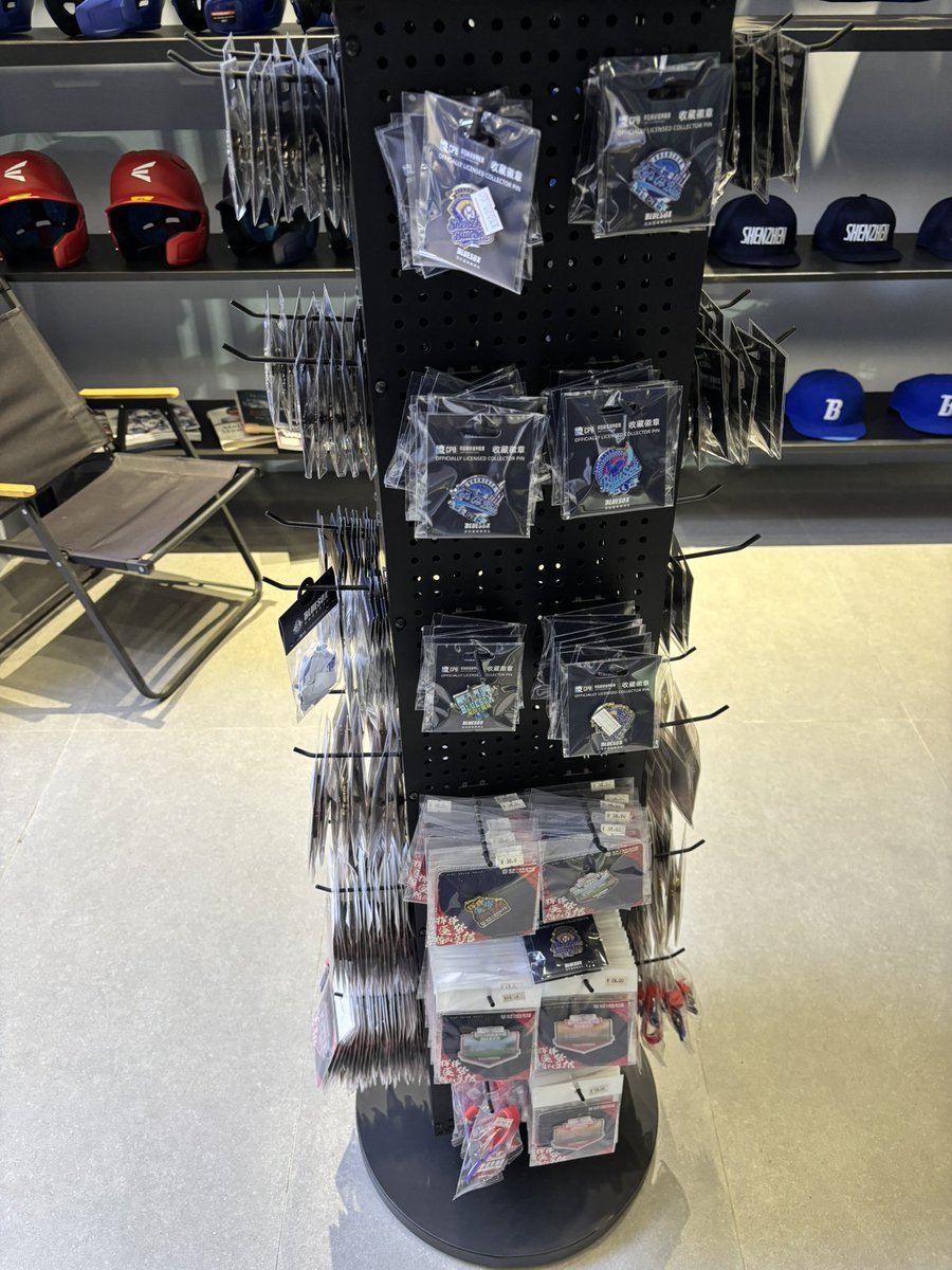 深圳のユニは普通に売ってた！リーグを応援したいので当然購入。ホームグッズはこんな感じ。

ユニフォーム　399人民元
ぬいぐるみ　　88人民元
カバン　　　　68人民元
帽子　　　　　58人民元
マグネット　　28人民元
ピンバッジ　　28人民元