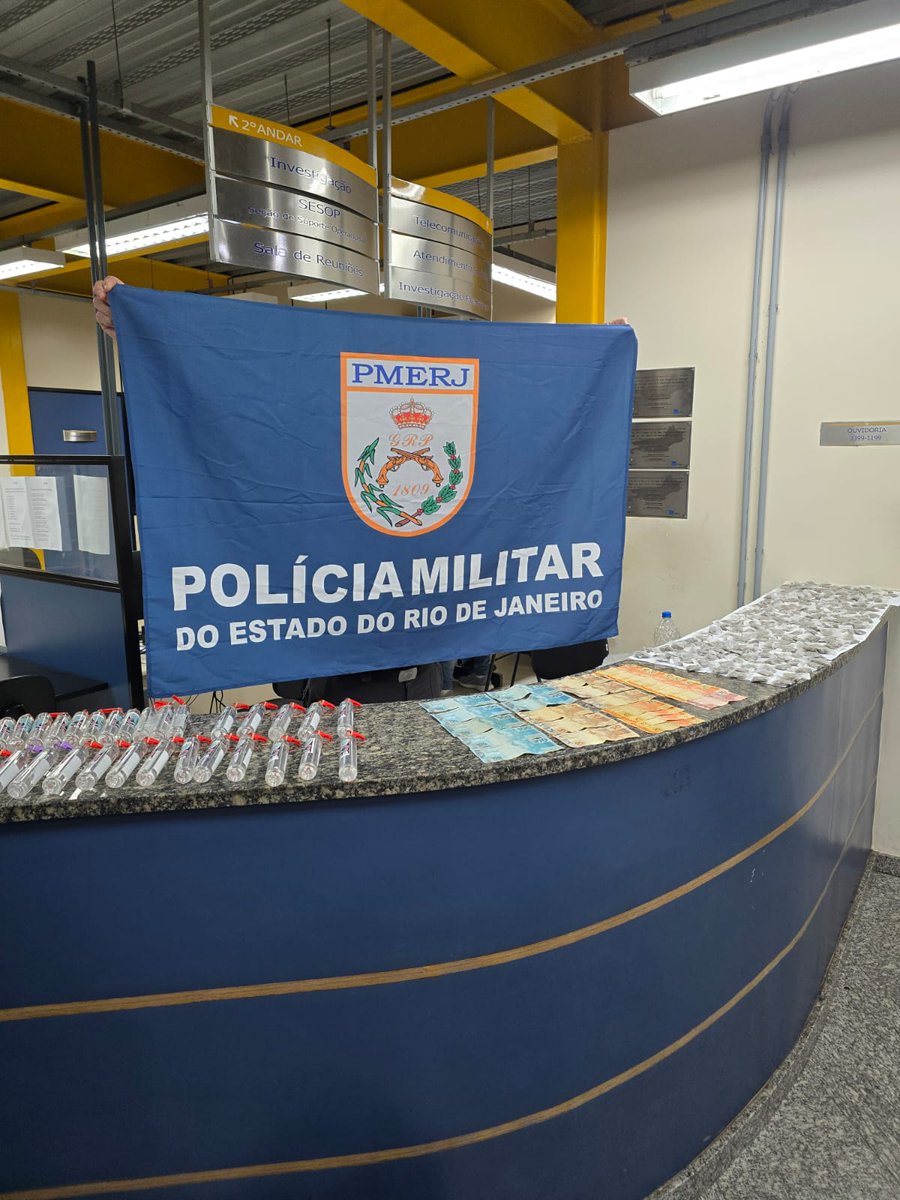 PMERJ's tweet photo. Policiais do #11BPM  prenderam, no bairro Village, em Nova Friburgo, um indivíduo com mandado de prisão em aberto. Com ele, foram apreendidos dinheiro em espécie e farta quantidade de material entorpecente. O autor e o material foram conduzidos à #151DP, onde permaneceu preso. https://t.co/iS4UtI5OpY