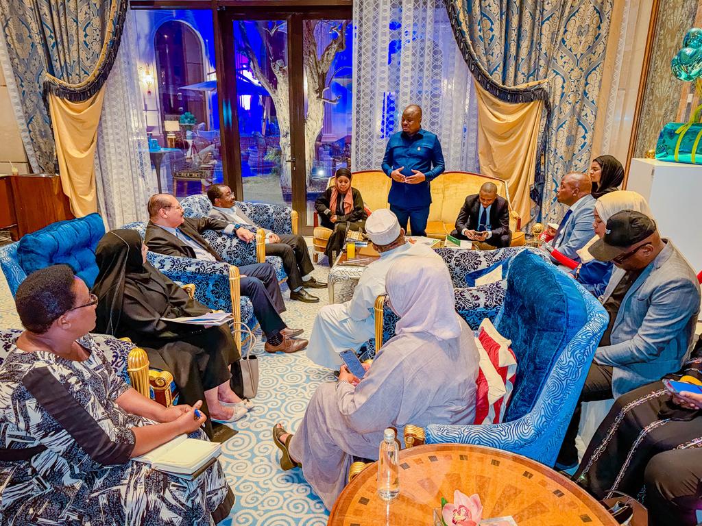 WMKVAU's tweet photo. Waziri wa Nchi, Ofisi ya Waziri Mkuu - Kazi, Ajira na Mahusiano, Mhe. Deus Clement Sangu akizungumza na Viongozi wa Watanzania wanaoishi nchini Saudi Arabia (Diaspora), katika hoteli ya Ritz Carlton, Jijini Riyadh, Saudi Arabia tarehe 25 Januari, 2026. https://t.co/vj2enMDG0Y